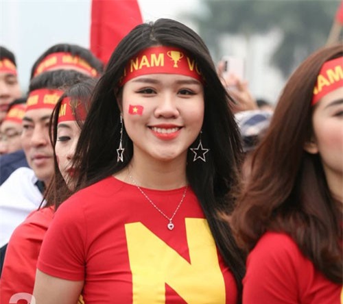 Ngắm những bóng hồng xinh đẹp không thể thiếu trong đội hình cổ vũ máu lửa trên sân Mỹ Đình hôm nay