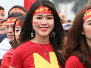 Ngắm những bóng hồng xinh đẹp không thể thiếu trong đội hình cổ vũ máu lửa trên sân Mỹ Đình hôm nay