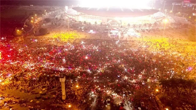 Sau khi trọng tài thổi còi kết thúc trận chung kết lượt về AFF Cup 2018, hàng nghìn cổ động viên đã đổ ra phía trước quảng trường trước sân vận động Mỹ Đình đốt pháo sáng ăn mừng chiến thắng.