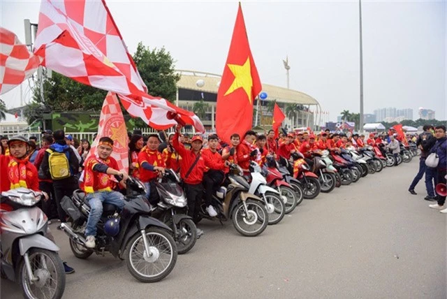 Ngay từ đầu giờ chiều, rất nhiều CĐV đã xuống đường diễu hành, để cổ vũ cho đội tuyển Việt Nam trước trận trận chung kết AFF Cup 2018 giữa đội tuyển Việt Nam gặp Malaysia vào lúc 19h30 hôm nay.