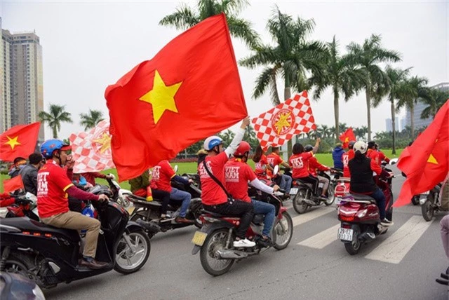 Khi tham gia diễu hành các cổ động viên mặc áo cờ đỏ sao vàng, mang theo đầy đủ mũ bảo hiểm và chấp hành luật an toàn giao thông.