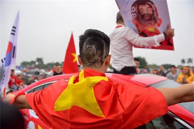 Anh Phạm Duy Anh một cổ động viên đến từ thành phố Hoa Phượng Đỏ (Hải Phòng), đã cắt tóc hình cầu thủ Xuân Trường để cổ vũ cho đội tuyển Việt Nam thi đấu tốt trong trận đấu sắp tới.
