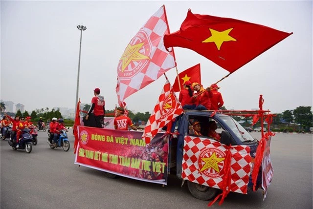  Trước trận đấu quan trọng của Đội tuyển Việt Nam với Malaysia tại chung kết lượt về AFF Cup 2018, Hội CĐV VFS Miền Bắc đã tổ chức diễu hành nhằm tăng sức nóng của trận đấu và hy vọng thầy trò HLV Park Hang-seo sẽ nâng cao chiếc cúp vàng sau 10 năm chờ đợi. 