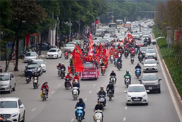 Đoàn cổ động viên diễu hành từ sân vận động Mỹ Đình - Đại lộ Thăng Long - Trần Duy Hưng - Nguyễn Chí Thanh - Kim Mã- Cửa Nam - Hai Bà Trưng - Bờ Hồ - Đài phun nước - Hàng Đào- Quán Thánh -Hùng Vương- Lăng Bác - Trần Phú - Kim Mã -Nguyễn Chí Thanh- Trần Duy Hưng- Đại lộ Thăng Long - Sân vận động Mỹ Đình.