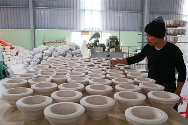 Nghề làm gốm ở làng Bạch Liên (làng gốm Bồ Bát) hồi sinh hơn 10 năm nay.
