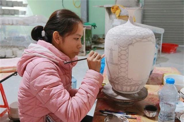 Nghệ nhân say mê làm ra ra những sản phẩm gốm Bồ Bát để làng nghề ngày càng phát triển, lấy lại thương hiệu nổi tiếng xưa.