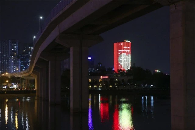 Một tòa nhà khác cạnh đó cũng nhuộm đỏ màu cờ cùng trái tim ở giữa, phía trên là dòng chữ chạy Tiến lên Việt Nam.