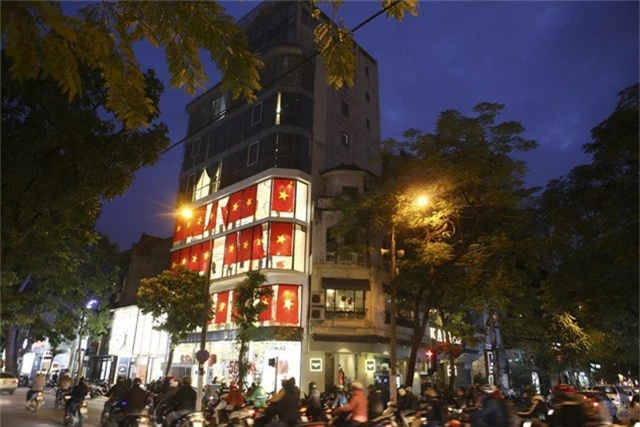 Hàng chục lá cờ được treo hoành tráng tại một cửa hàng thời trang trên phố Bà Triệu.