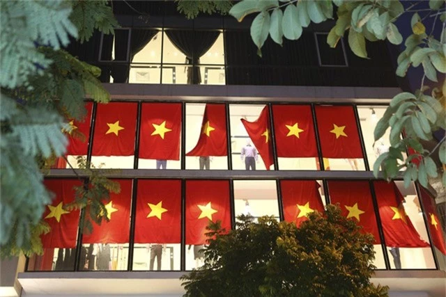 Cận cảnh những lá cờ cổ vũ đội tuyển Việt nam.