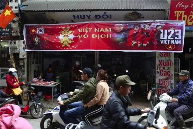 Một quán phở ở phố Khương Trung chạy băng-rôn cổ vũ cho đội tuyển Việt nam.