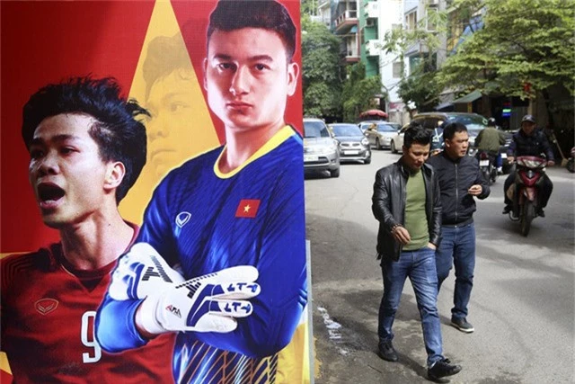  Hình ảnh các cầu thủ đội tuyển Việt Nam xuất hiện nhiều nơi trên đường phố trước trận chung kết lượt về trên sân Mỹ Đình. 