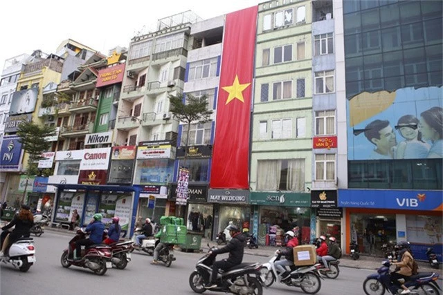  Một lá cờ khủng dài hàng chục mét được treo trên phố Xã Đàn. 