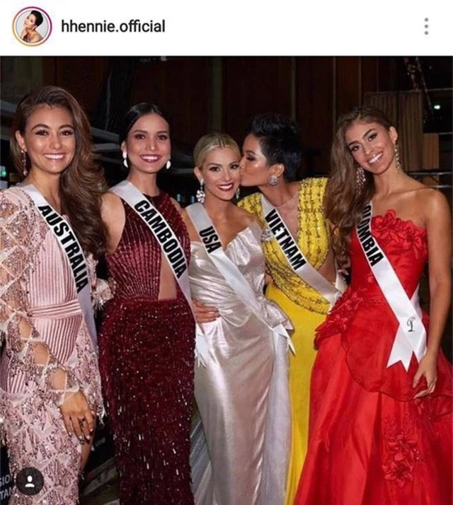  HHen Niê đăng tải hình ảnh chụp chung với Hoa hậu Mỹ để đánh tan tin đồn hiềm khích. 