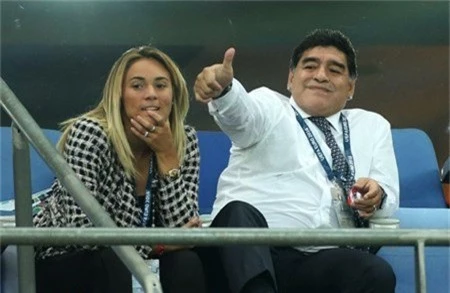 Maradona đã rất tức giận khi bị bồ trẻ “đá” không thương tiếc