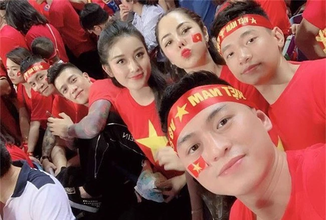 Máu lửa như Hồ Ngọc Hà, bận đi diễn vẫn không quên tranh thủ rủ fan đi bão mừng đội tuyển Việt Nam - Ảnh 5.