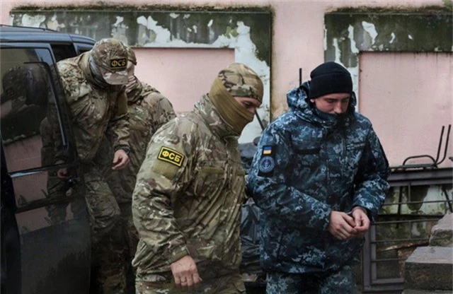  Lực lượng an ninh Nga giải một thủy thủ Ukraine bị bắt giữ tới tòa hôm 27/11 (Ảnh: AFP) 