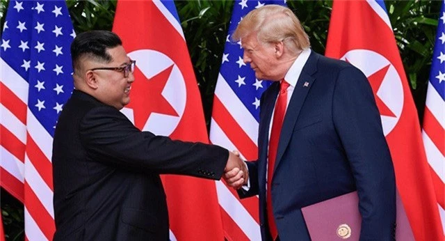  Tổng thống Donald Trump bắt tay nhà lãnh đạo Kim Jong-un trong cuộc gặp tại Singapore ngày 12/6 (Ảnh: Reuters) 