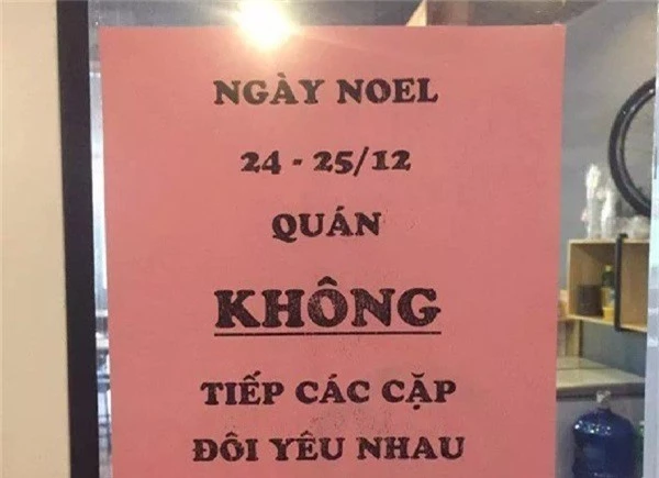 Tấm biển cấm cặp đôi hẹn hò Noel của quán cà phê