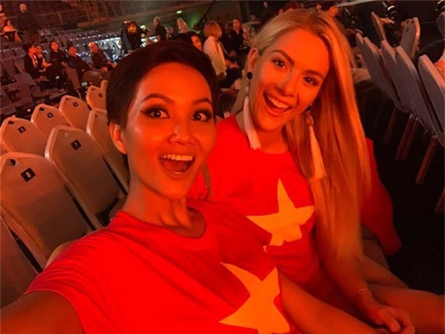 Sau khi chê bai tiếng Anh của HHen Niê, Hoa hậu Mỹ mặc áo cờ đỏ sao vàng cổ vũ bóng đá Việt Nam - Ảnh 3.
