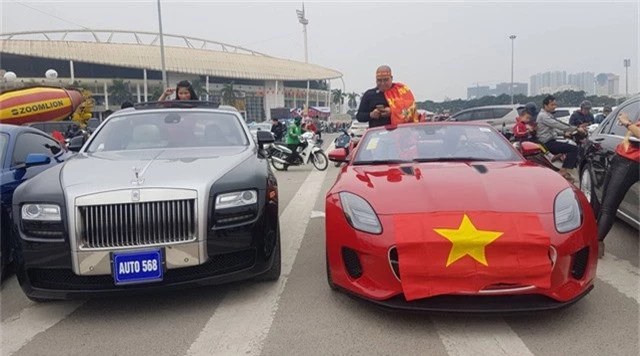 Siêu xe ồ ạt dán cờ cổ vũ đội tuyển Việt Nam trước trận Chung kết, Aventador mui trần cháy đuôi tái xuất - Ảnh 11.