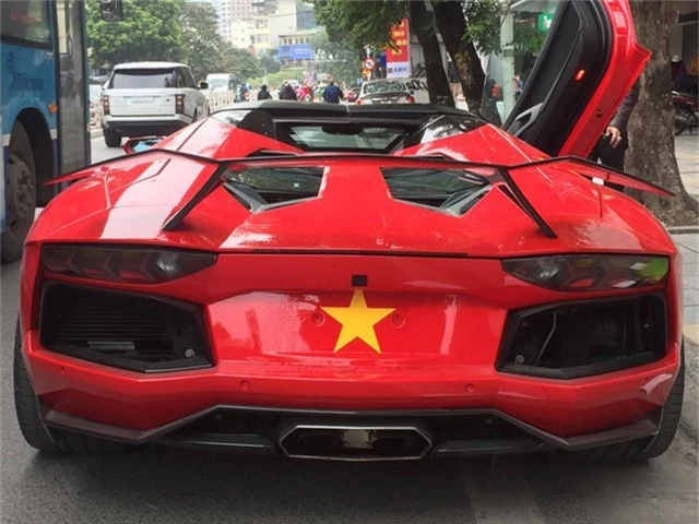 Siêu xe ồ ạt dán cờ cổ vũ đội tuyển Việt Nam trước trận Chung kết, Aventador mui trần cháy đuôi tái xuất - Ảnh 6.