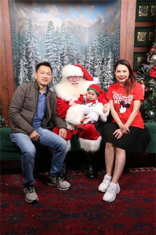 Gia đình nhỏ của ca sĩ Thanh Thảo chụp hình Giáng sinh cùng ông già Noel. Nữ ca sĩ chia sẻ: Thương chúc cả nhà Giáng sinh an lành và năm mới hạnh phúc.
