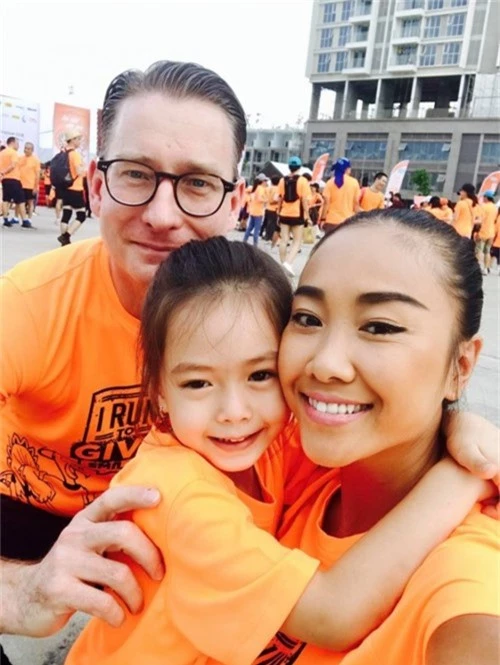 Gia đình Đoan Trang hào hứng tham dự chương trình đi bộ để gây quỹ từ thiện với đồng phục cam nổi bật.