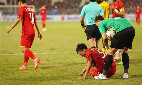 Việt Nam vô địch AFF Cup 2018: Người gác đền Văn Lâm được gọi tên vì giữ sạch mảnh lưới xuất thần - Ảnh 3.