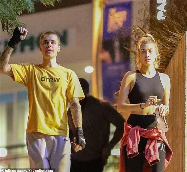  Cặp đôi cùng tới một phòng tập thể dục ở Hollywood 