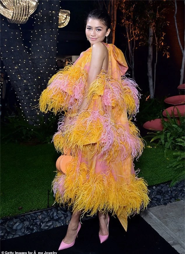  Zendaya diện váy lạ mắt dự sự kiện thời trang tại Los Angeles ngày 14/12 vừa qua. Nữ diễn viên 22 tuổi thu hút mọi sự chú ý bởi chiếc váy Marc Jacobs này 