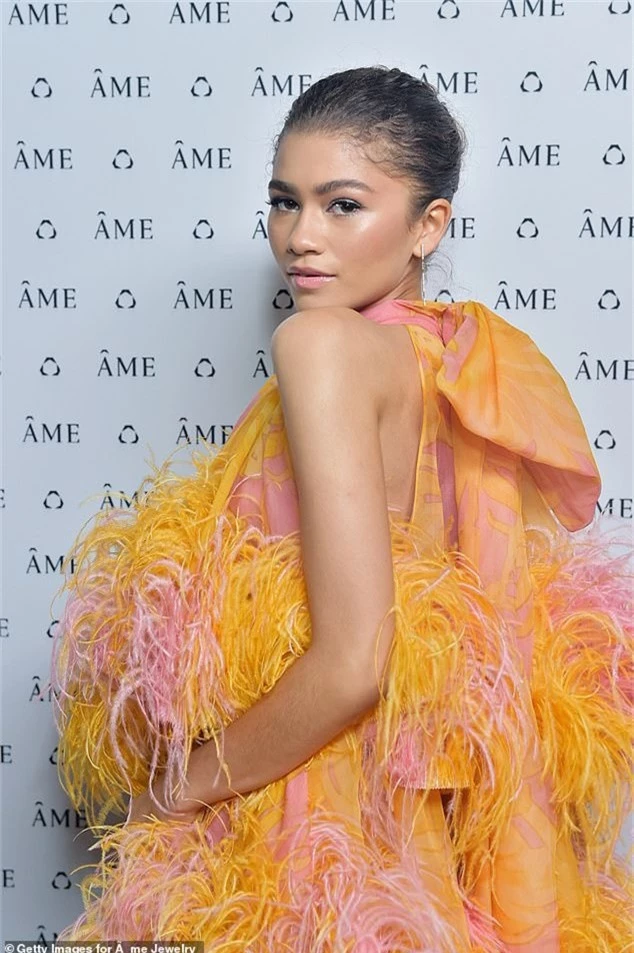  Zendaya bắt đầu sự nghiệp âm nhạc của mình bằng việc phát hành các đĩa đơn Swag It Out và Watch Me vào năm 2011, sau đó là hợp tác với Bella Thorne. 