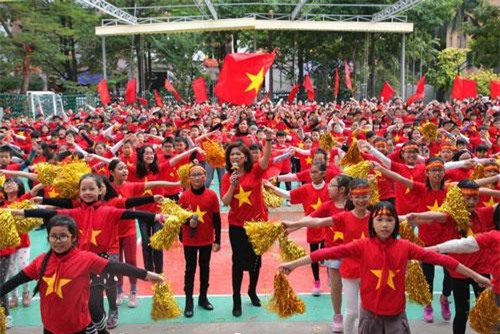 Clip hot (15/12): Học sinh ‘bão’ tại sân trường cổ vũ ĐT Việt Nam, thích thú với màn 'song kiếm hợp bích' của Chi Pu và Quỳnh Anh Shyn