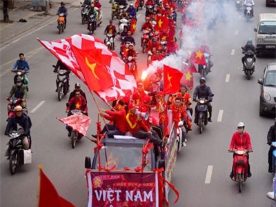 Cổ động viên đốt pháo sáng, diễu hành trước trận Việt Nam - Malaysia tại Mỹ Đình