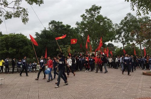 Clip: Học sinh ‘bão’ ngay tại sân trường để cổ vũ ĐT Việt Nam