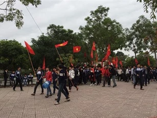 Clip: Học sinh ‘bão’ ngay tại sân trường để cổ vũ ĐT Việt Nam