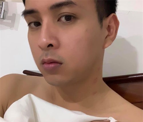 Hồ Quang Hiếu khoe ảnh 'giường chiếu', lộ dấu vết lạ trên cổ