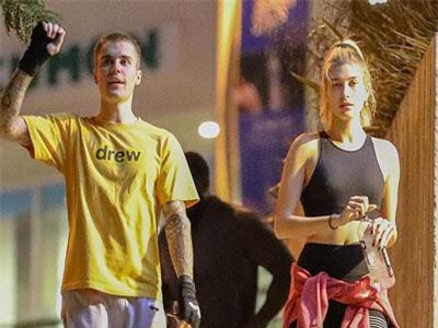 Vợ chồng Justin Bieber vui vẻ ra phố