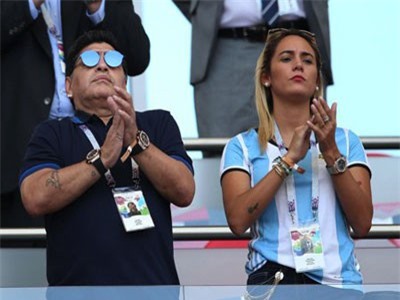 Huyền thoại bóng đá Maradona bị bồ trẻ kém 30 tuổi đuổi ra khỏi nhà