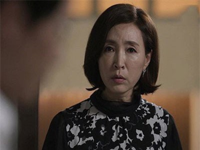 Chê con dâu nghèo kiết xác, ngày nhập viện mẹ chồng lặng lẽ khóc khi nhìn thấy tờ giấy lạ trong ví