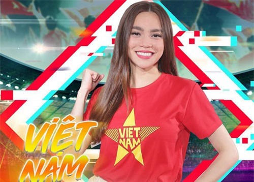 Máu lửa như Hồ Ngọc Hà, bận đi diễn vẫn không quên tranh thủ rủ fan đi bão mừng đội tuyển Việt Nam