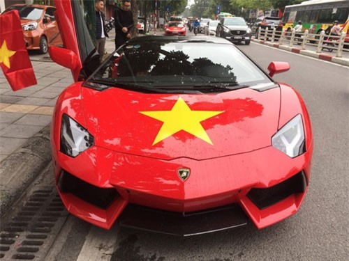 Siêu xe ồ ạt dán cờ cổ vũ đội tuyển Việt Nam trước trận Chung kết, Aventador mui trần 'cháy đuôi' tái xuất