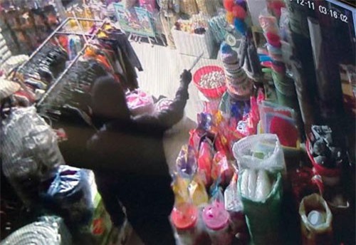 Đưa cả ô tô đột nhập siêu thị trộm tiền và hàng hóa