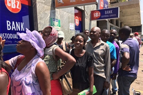 Quá thiếu lương thực, đồ dùng, dân Zimbabwe cứ thấy xếp hàng là “nhảy” vào