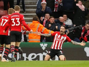 Mkhitaryan lập cú đúp, Arsenal vẫn thất bại trước Southampton