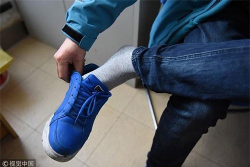 Thường xuyên ngửi tất thối, người đàn ông nhập viện vì nhiễm trùng phổi nặng