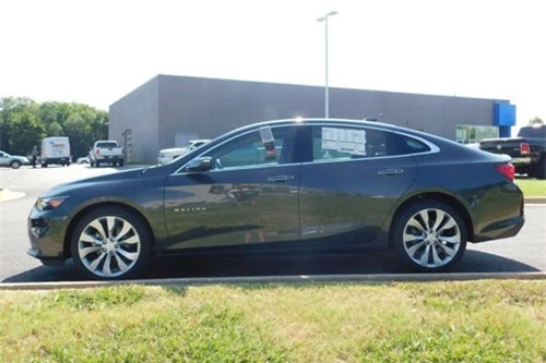 6. Chevrolet Malibu 2018 (giá khởi điểm: 21.680 USD).