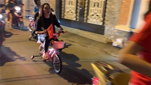 Bỏ dàn siêu xe tiền tỷ ở nhà, đây là cách Cường Đô La và sao Việt đi 'bão'