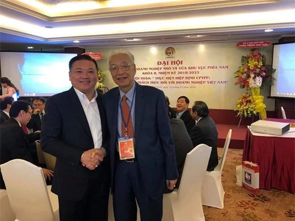 Tiến sỹ Cao Sĩ Kiêm (phải) - Chủ tịch danh dự Hiệp hội Doanh nghiệp nhỏ và vừa Việt Nam luôn được các Đại biểu nồng nhiệt chào đón tại Đại hội (Ảnh: ĐL)