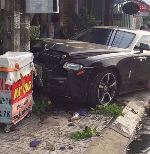 Đâm vào cột điện, Rolls-Royce Wraith của đại gia Việt nát đầu