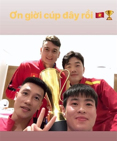 Các tuyển thủ Việt Nam chia sẻ gì trên MXH sau chiến tích vô địch AFF Cup 2018